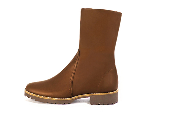 Caramel brown women's ankle boots with a zip on the inside. Round toe. Flat rubber soles. Profile view - Florence KOOIJMAN